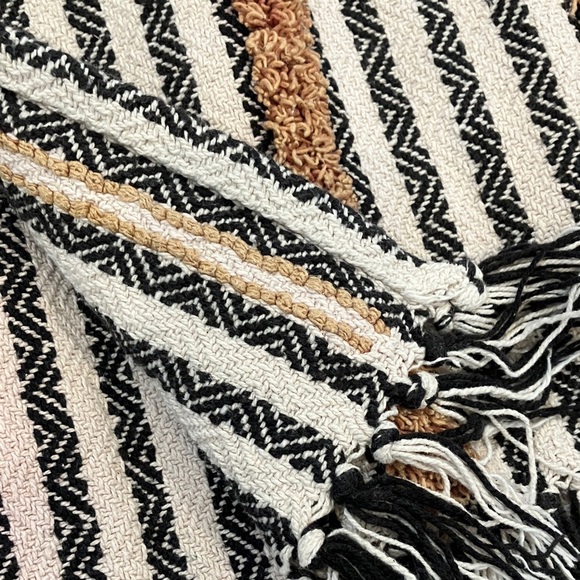 Striped Fringe Accent throw Blanket natural tones - Picture 14 of 14